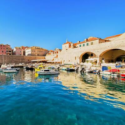 Tauche ein in die Welt von Game of Thrones bei einem Rundgang in Dubrovnik. Freue dich auf faszinierende Einblicke, atemberaubende Aussichten, interessante Fakten und ein Foto auf dem offiziellen Eisernen Thron - Dubrovnik | Kroatien