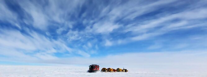 Trip Adria beliebtes Urlaubsziel – Antarktis - Null Bewohner, Millionen Pinguine und feste Dimensionen. Am südlichen Ende der Erde, wo die Sonne nur zwischen Frühjahr und Herbst über dem Horizont aufgeht, liegt der 7. Kontinent, die Antarktis. Riesig, bis auf ein paar Forscher unbewohnt und ohne offiziellen Besitzer. Eine Welt, die überrascht, bevor Sie sie sehen. Deshalb ist ein Besuch definitiv etwas für die Schatzkiste der Erinnerung und allein die Ausmaße dieser Destination sind eine Sache für sich. Du trittst aus deinem gemütlichen Hotelzimmer und es begrüßt dich die warme italienische Sonne. Du blickst auf den atemberaubenden Gardasee, der in zahlreichen Blautönen schimmert - von tiefem Dunkelblau bis zu funkelndem Türkis. Majestätische Berge umgeben dich, während die Brise sanft deine Haut streichelt und der Duft von blühenden Zitronenbäumen deine Nase kitzelt. Du schlenderst die malerischen, engen Gassen entlang, vorbei an farbenfrohen, blumengeschmückten Häusern. Vereinzelt unterbricht das fröhliche Lachen der Einheimischen die friedvolle Stille. Du fühlst dich wie in einem Traum, der nicht enden will. Jeder Schritt führt dich zu neuen Entdeckungen und Abenteuern. Du probierst die köstliche italienische Küche mit ihren frischen Zutaten und verführerischen Aromen. Die Sonne geht langsam unter und taucht den Himmel in ein leuchtendes Orange-rot - ein spektakulärer Anblick.
