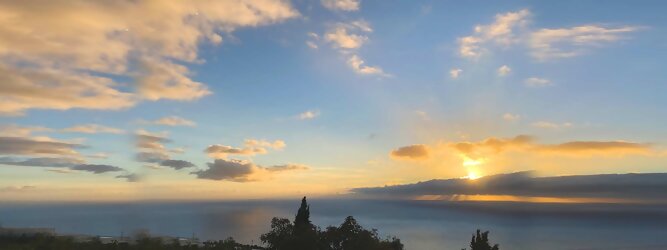Trip Adria Insel Urlaub - La Palma macht ihrem Beinamen, die Schöne, alle Ehre. Das Kleinod im Atlantik erstrahlt in sattem Grün, verziert mit hübschen landestypischen Villen in den weit gestreuten Dörfern, eingerahmt von weichen Wellen des dunkelblauen atlantischen Ozeans, am Himmel ziehen malerische Formationen, bauschiger weißer Schäfchenwolken. Eine Bilderbuchidylle zum Verlieben. Die beliebtesten Orte für La Palma Ferien, locken mit besten Angebote für Hotels und Ferienunterkünfte mit Werbeaktionen, Rabatten, Sonderangebote für La Palma Urlaub buchen. Reisedaten eingeben und Hotel Flug Mietwagen Attraktionen Taxis für eine La Palma Reise flexibel buchen. Sollten sich die Pläne ändern, sind viele der Unterkünfte und Zimmer auf La Palma kostenfrei stornierbar.
